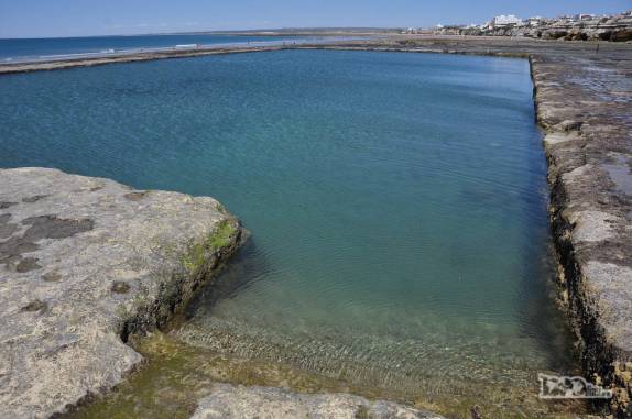 Uma grande piscina na praia de Las Grutas, na Argentina